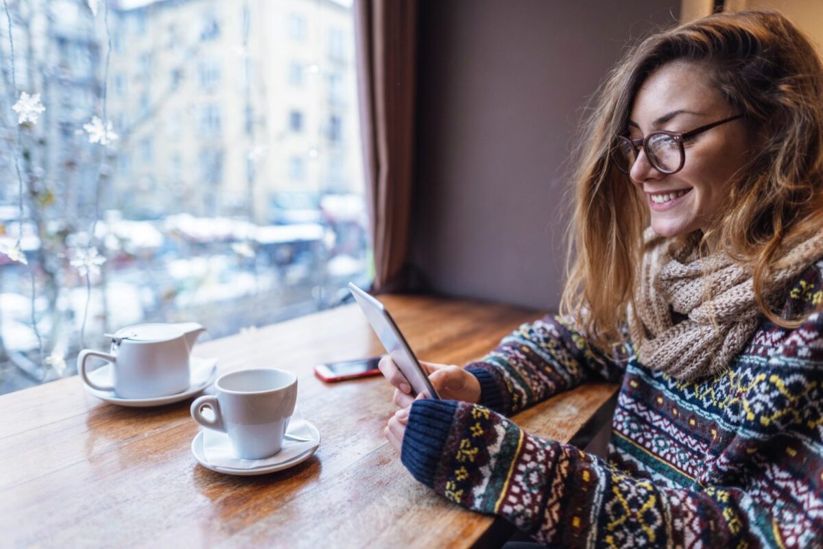 Women reading a book in a cafe.